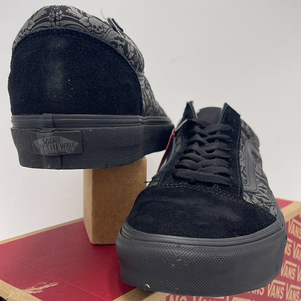 Vans WMNS Black and Gray Patterned Sneakers Old Skool
Skull Tapestry Raven/Black - Picture 8 of 15